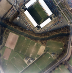 842666 Luchtfoto van een gedeelte van de Kromme Rijn (centraal) onder stadion Galgenwaard (Herculesplein) te Utrecht, ...